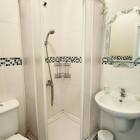2 Bedroom Ground Floor Apartment *
